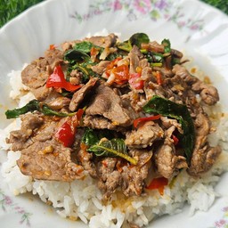 ผัดกระเพาเนื้อ-ราดข้าว