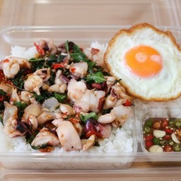 กะเพราปลาหมึกยักษ์แถมไข่