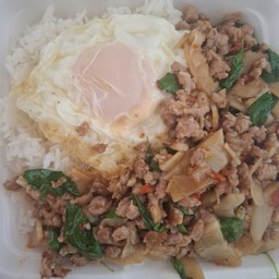 ข้าวกะเพราหมูสับหน่อไม้ดองไข่ดาว
