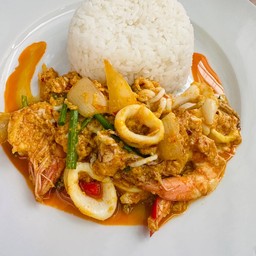 ทะเลผัดผงกะหรี่ ราดข้าว