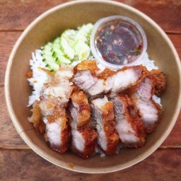 ข้าวไข่เจียว ข้าวกระเพรา ไส้กรอกพันสามชั้น พันเบค่อน ชาไทย ยำ ของทอด