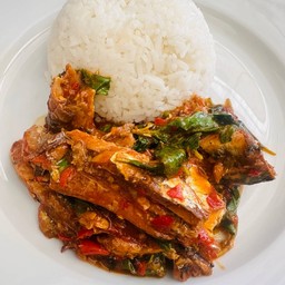 กะเพราปลากระป๋อง ราดข้าว