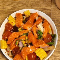 ยำแซลมอนเพิ่มไข่แดงเค็ม