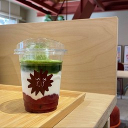 Ice matcha stawberry latte