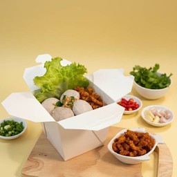 เส้นหมี่ลูกชิ้นเนื้อ + น้ำพริกหมูกระจก