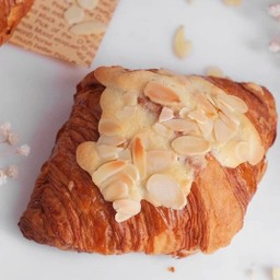 ครัวซองอัลมอนด์