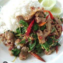 กะเพาไส้อ่อนราดข้าว