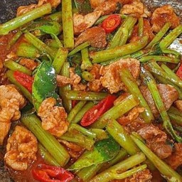 ผัดพริกแกงผักบุ้งไทยหมูชิ้น(เป็นกับข้าว