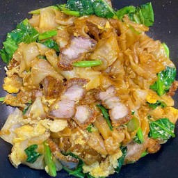 เส้นใหญ่ ผัดซีอิ๊ว หมูกรอบ