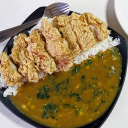 ข้าวแกงกะหรี่ไก่กรอบ + ผักโขม L