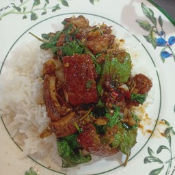 กระเพราหมูกรอบ