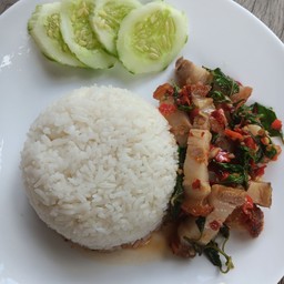 กะเพราหมูกรอบราดข้าว