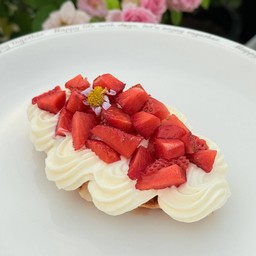 ครอฟเฟิลหน้าสตอเบอรี่ครีมสด