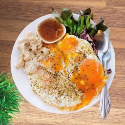 ไข่ดาวไร้มัน เพิ่มอกไก่ 570 kcal