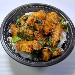 กะเพราหมูกรอบพริกแห้ง