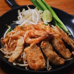 [ใหม่!] ผัดไทย เส้นจันท์ ดูโอ้ [ ไก่ / กุ้ง ]