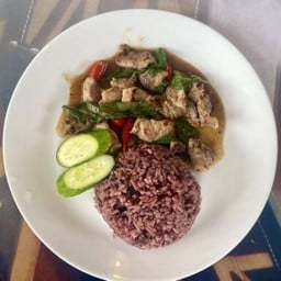 ข้าวสเต็กหมูผัดกะเพรา สูตรคลีน 440 kcal