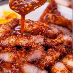 ข้าวหมูสามชั้นทอด+น้ำจิ้มแจ่ว