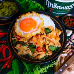 ข้าวกะเพรา หมูสามชั้น+ไข่ไก่ดาว