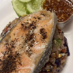 ข้าวผัดสเต็กปลาแซลมอน สูตรคลีน