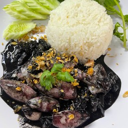 ปลาหมึกผัดน้ำดำราดข้าว