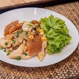 ก๋วยเตี๋ยวคั่วไก่ปลาหมึกกรอบ