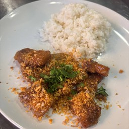 ผัดกระเทียมราดข้าวหมูสามชั้นทอด รสมือแม่