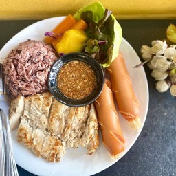 ข้าวสเต็กไก่จิ้มแจ่ว เพิ่มไส้กรอก