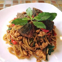 สปาเกตตี้กระเพราไข่เยี่วม้า