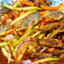ยำมะม่วงกุ้งสดปลากรอบ