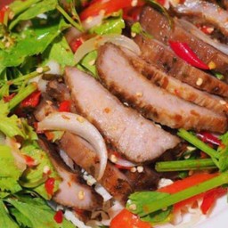 ยำคอหมูย่าง