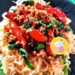 มาม่ากะเพราเนื้อสับขุนช้าง