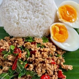 ข้าวกะเพราหมูสับ ไข่ต้มยางมะตูม