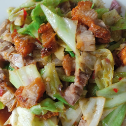 ข้าวหมูกรอบผัดกะหล่ำปลี