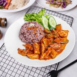 ข้าวสเต็กหมูผัดพริกแกง 390 kcal