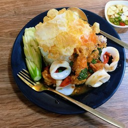 ข้าวกระเพรากุ้งหมึก+ไข่ดาว