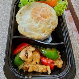 ข้าวไก่ผัดพริกเกลือไข่ดาว