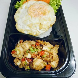 ข้าวไก่ผัดพริกเกลือไข่ดาว