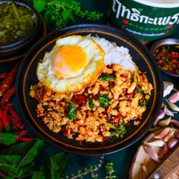 ข้าวกะเพรา ไก่สับ+ไข่ไก่ดาว