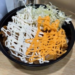 ครัวกะดึก ( ข้าวหน้าไก่ทอดราดซอส )