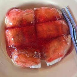 ขนมปังกลมปิ้ง ( แยมสตรอว์เบอร์รี่ )