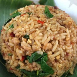 ข้าวคลุกกะเพราหมูหมักนุ่มขุนช้าง