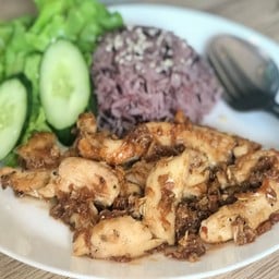 [อร่อยซ่ากับโค้ก] ข้าวสเต็กไก่กระเทียมพริกไทย 390 kcal +  โค้ก ไม่มีน้ำตาล (กระป๋อง)