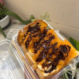 ขนมปังปิ้ง ฝอยทองกล้วยหอมราดซอสช็อกโกแลต 2แผ่น