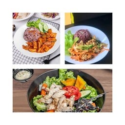 ประกอบไปด้วยหมูผัดพริกแกงข้าวผัดผักรวมใส่ไข่สลัดอกไก่