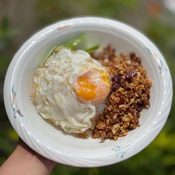 ข้าวหมูกระเทียมพริกแสบ