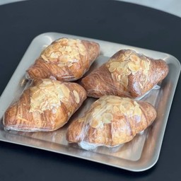 ALMOND CROISSANT