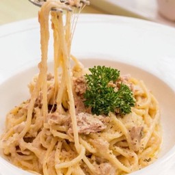 Tuna spaghetti white sauce with cheese