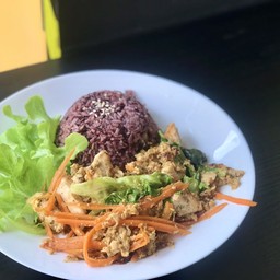 ข้าวสเต็กไก่ผัดผงกระหรี่ 390 kcal