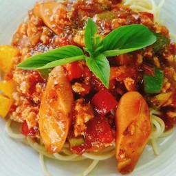 สปาเกตตี้หมูสับใส้กรอกซอสมะเขือเทศ